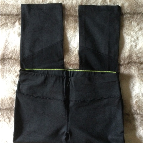 🆕 CK Camo Capri Leggings 🖤🧘🏼♂️👟 - Picture 5 of 13